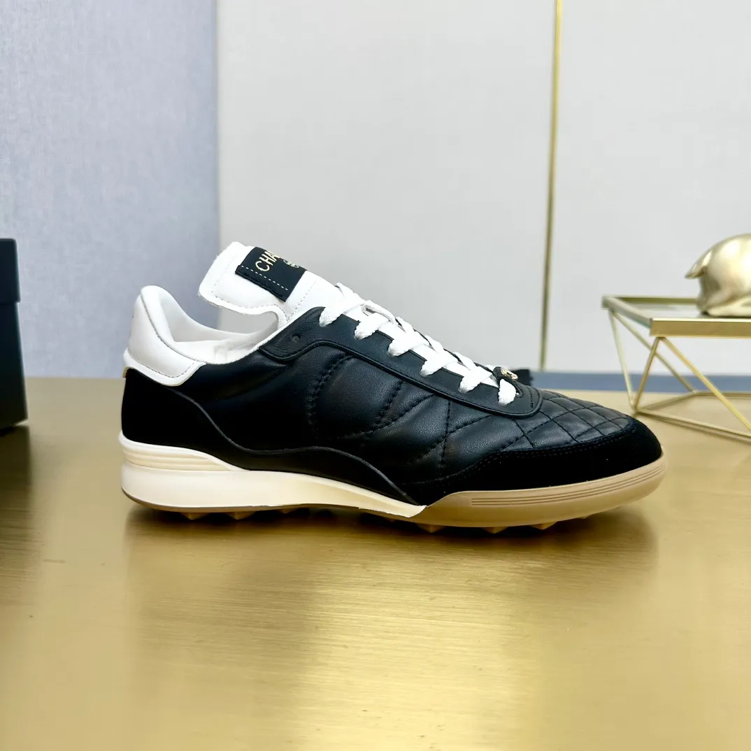 👟👟Ex-factory price 520👟👟 Top version Chanel Chanel - 2023 counter top casual sports shoes. This classic design; the upper is electro-embroidered with a variety of techniques; the outsole is fashionable and sporty; it is unusual to incorporate a variety of color matching elements... The diversified mix and match is very beautiful and versatile, and can be used for leisure, fashion, sports and outdoor... ꫛꫀꪝ Go➫ Material: ❶The upper is made of: original imported mercerized velvet + double-layer breathable mesh ❷The inner part is made of: the original imported breathable mesh ❸The outsole is based on: original TPU combination outsole Special counter boutique packaging complete set for women 35–41